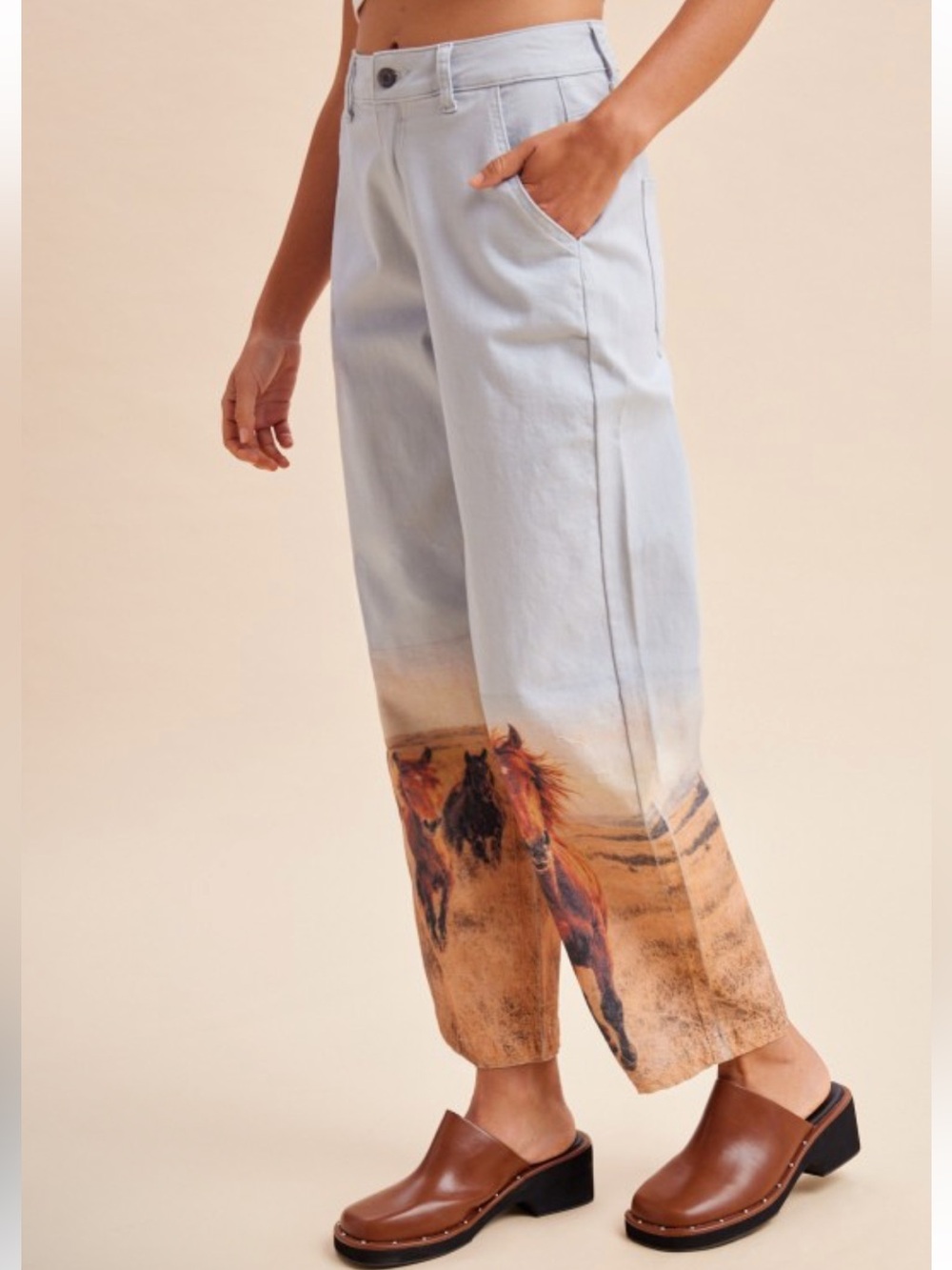 750. Comfort stretch horse photo printed denim tapered pants in grey